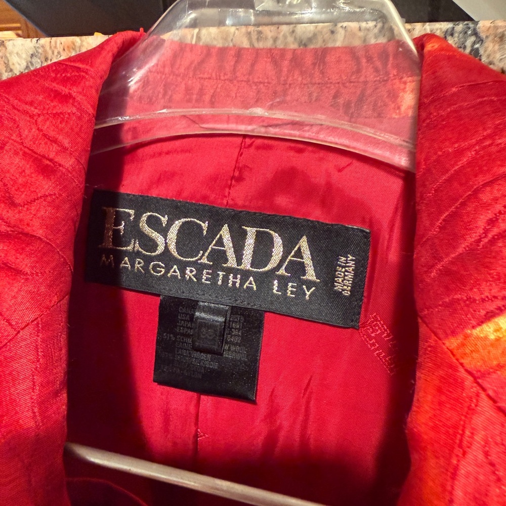 Escada Vibrant Red and Gold Abstract Pattern Blazer - Picture 2 of 4